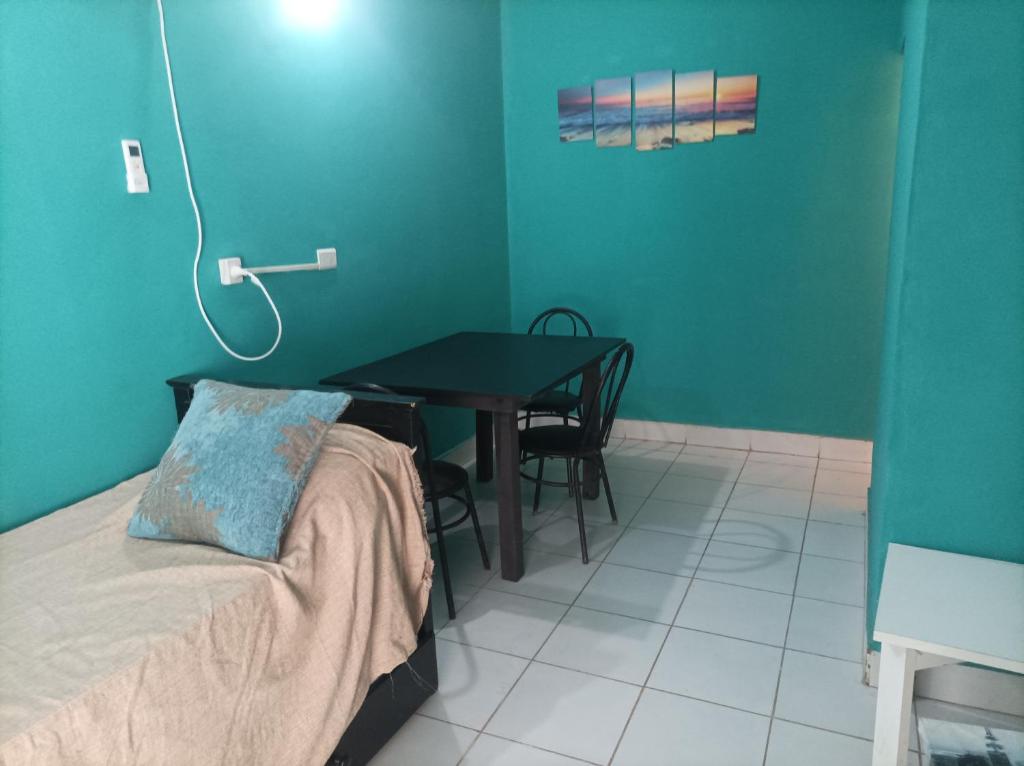 Una habitación con una cama y una mesa en una habitación en Finca Los Chichelos en Santiago del Estero