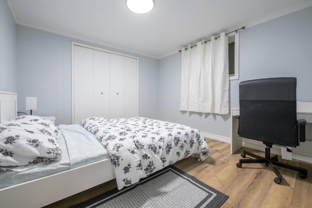 Ένα ή περισσότερα κρεβάτια σε δωμάτιο στο CenterStreet-Cozy 1bedroomSuite
