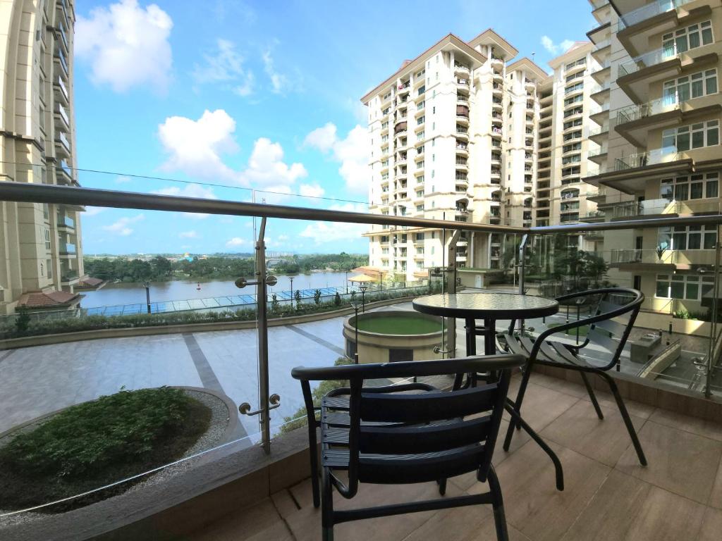 Kuching Town - RiverBed - Luxury Resort Condo的阳台或露台