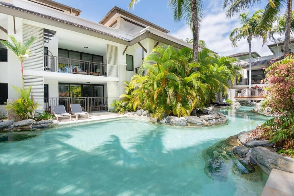 Πισίνα στο ή κοντά στο A Well-deserved Beachside Resort Retreat