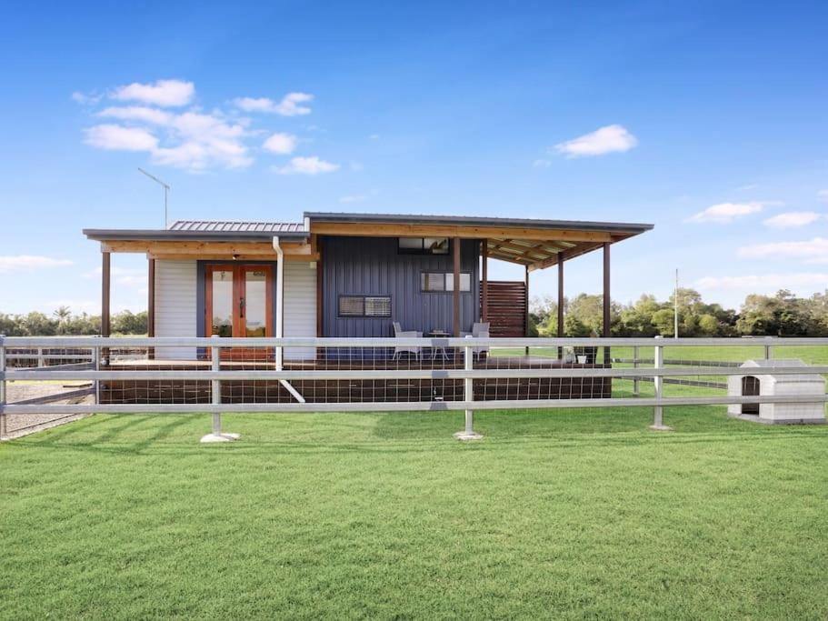 Palmers IslandYamba Tiny House Iris的前面有绿色草坪的房子
