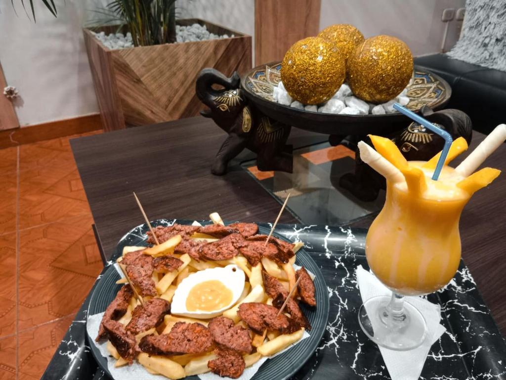 un piatto di cibo su un tavolo con una bevanda di Confort Putumayo a Mocoa