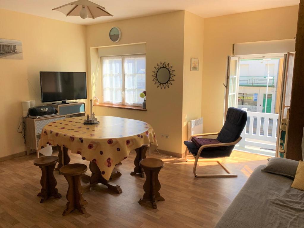 - un salon avec une table et une bougie dans l'établissement Appartement Centre de Fort-Mahon-Plage : 2 Chambres, Balcon Sud, Plage et Commerces à Proximité - FR-1-482-112, à Fort-Mahon-Plage