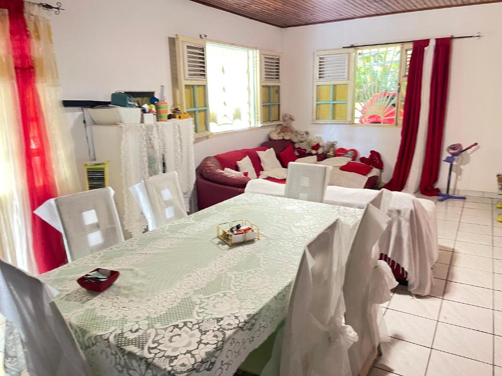 - une chambre avec une table, des chaises et un canapé dans l'établissement VILLA JASON, à Ducos