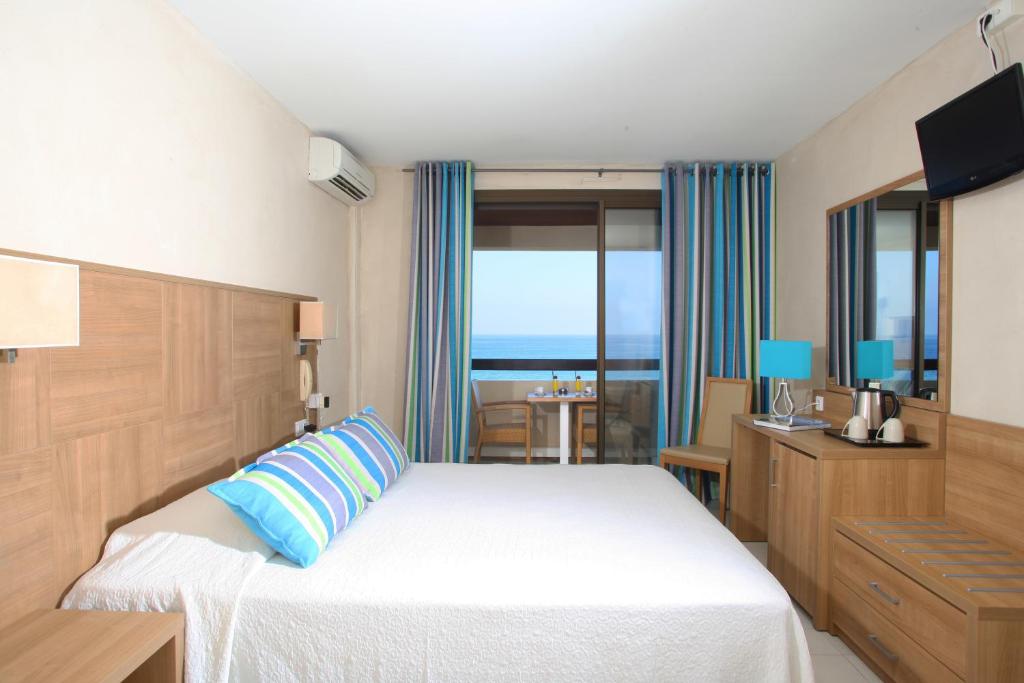 Postel nebo postele na pokoji v ubytování Hotel Beau Rivage