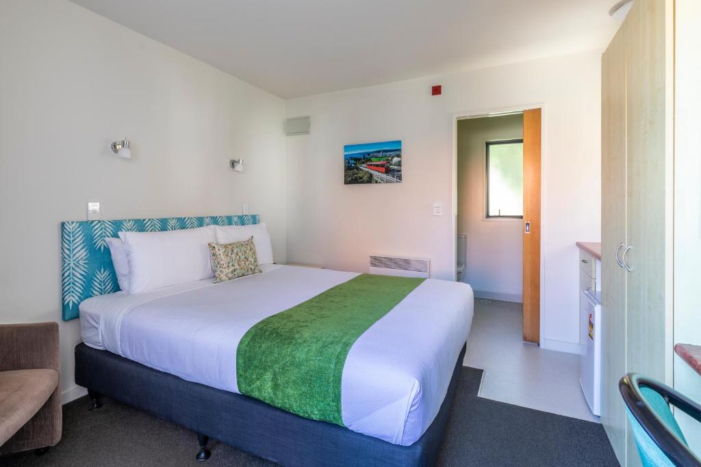 - une chambre avec un grand lit dans l'établissement Bella Vista Motel Wellington, à Wellington