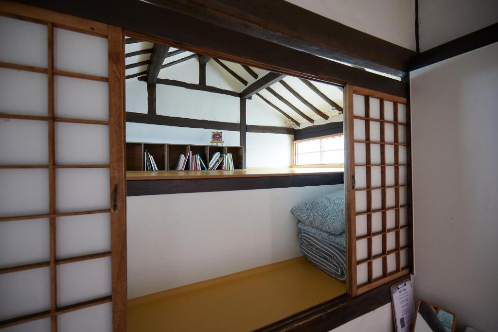 Postel nebo postele na pokoji v ubytování Bonghwangjae Hanok Guesthouse