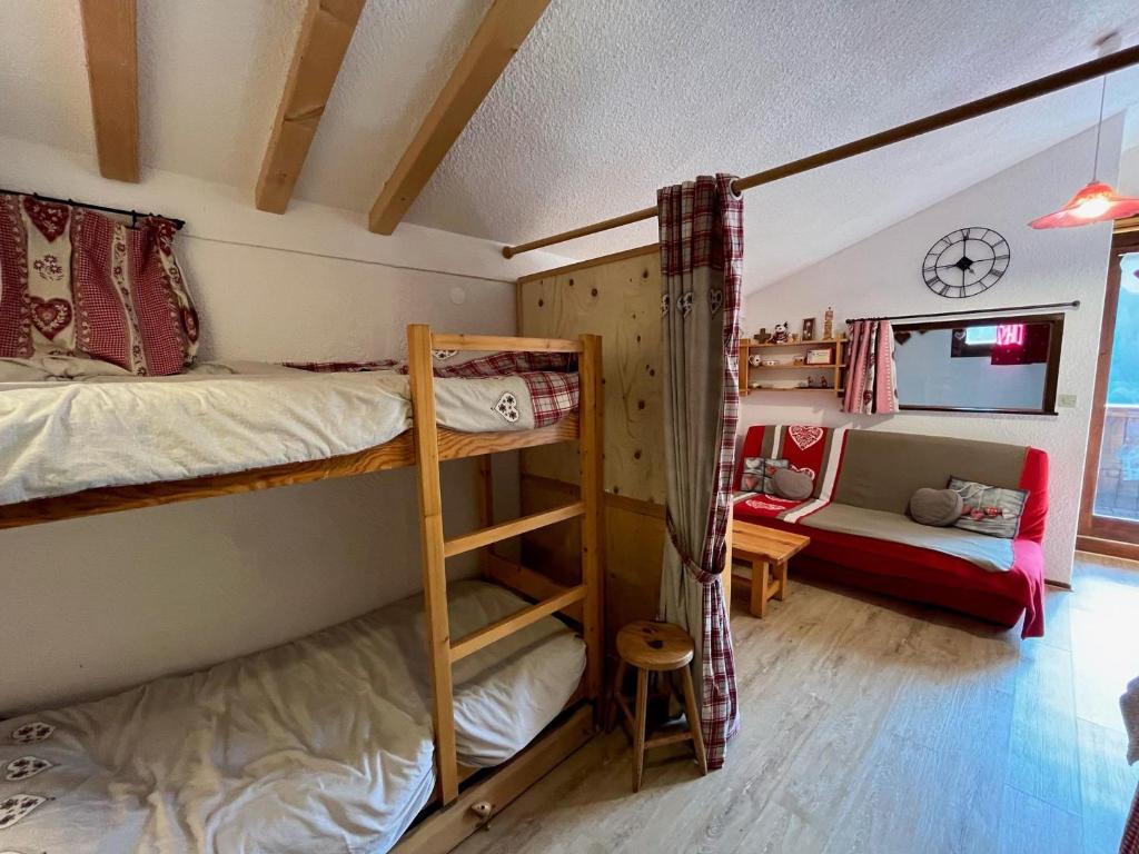 - une chambre avec des lits superposés et un canapé dans l'établissement Châtel, apt 2p, 4 pers, balcon, ski, parking - FR-1-198-260, à Châtel