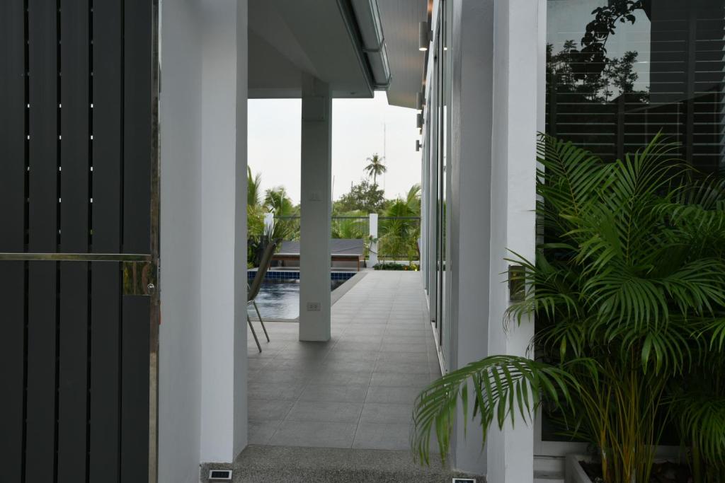 Balkón nebo terasa v ubytování Green Lung Pool Villas Bangkok