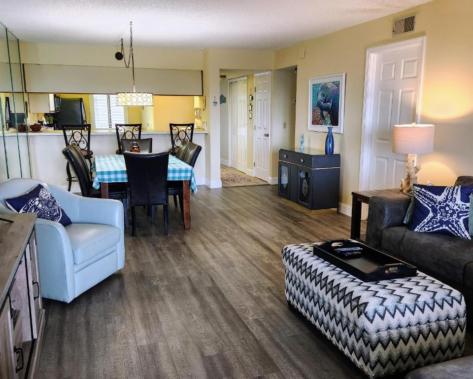 uma sala de estar com um sofá e uma mesa em Sandcastles Condominium Complex em Cocoa Beach