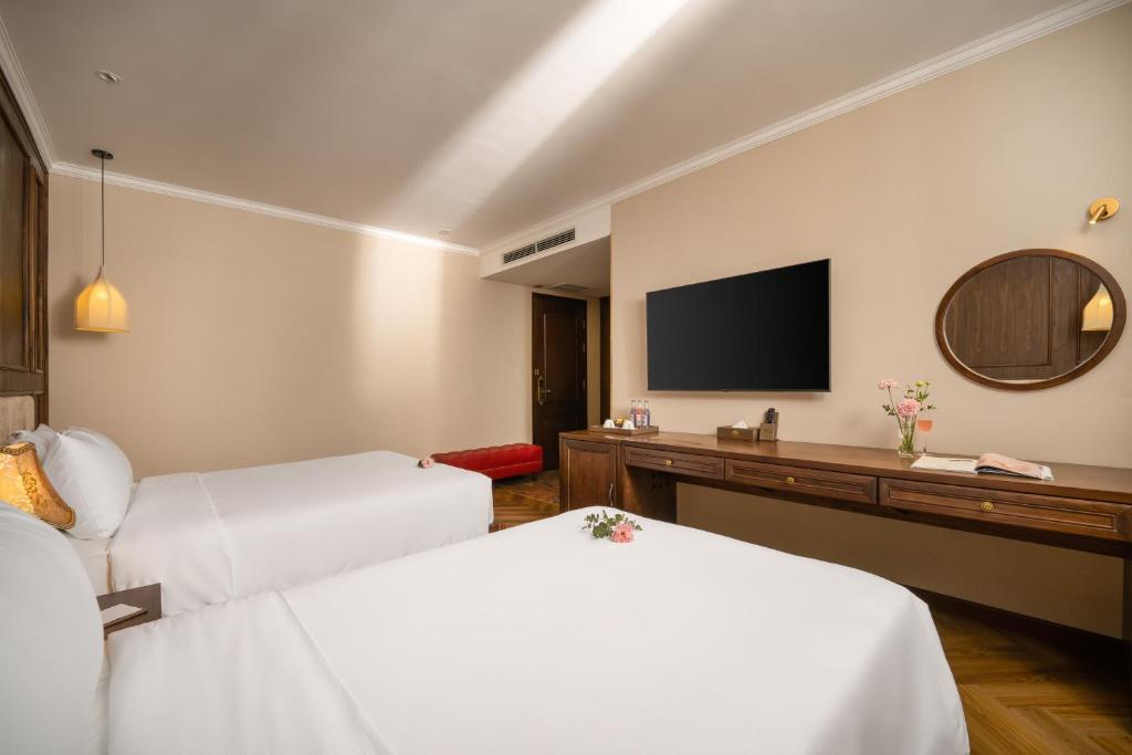 Special Offer - Premier Triple Room with Bathtub