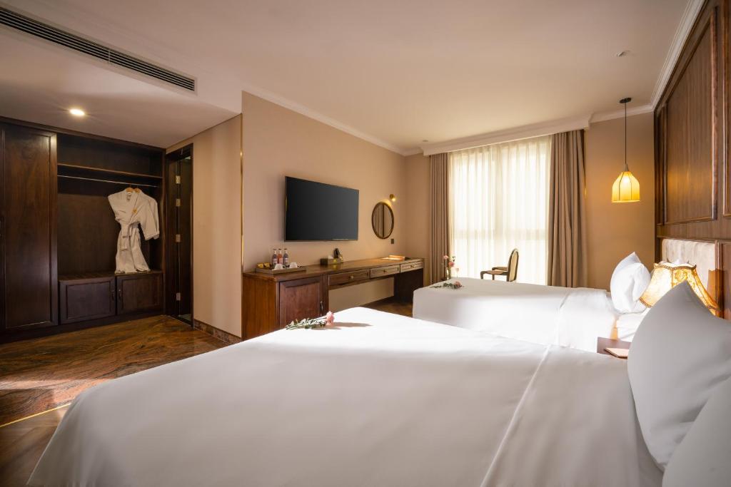 Special Offer - Premier Triple Room with Bathtub