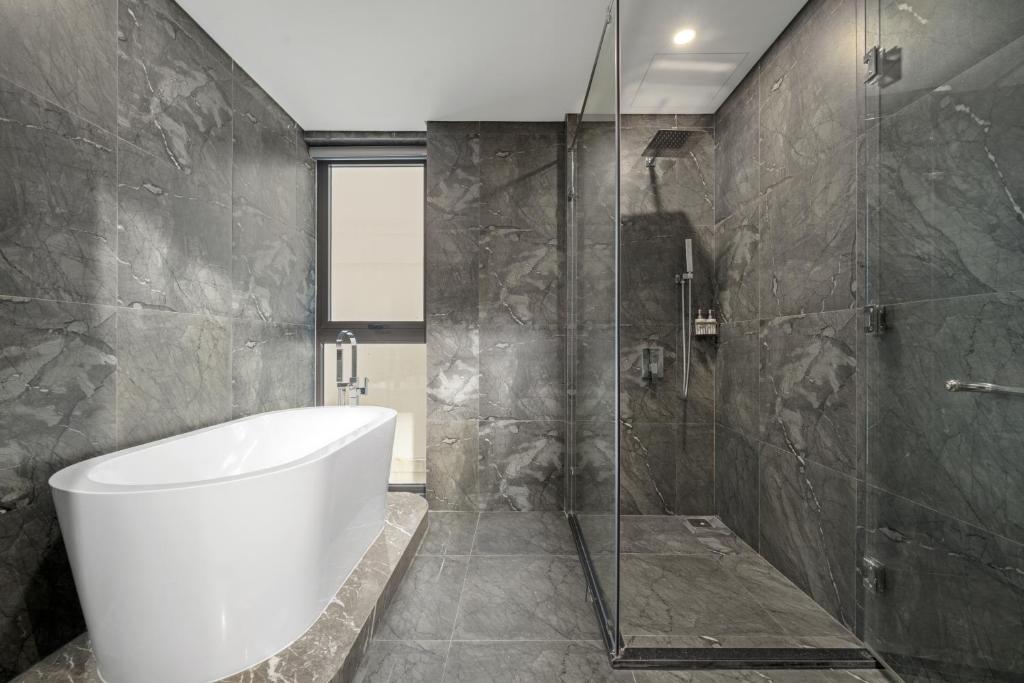Special Offer - Premier Triple Room with Bathtub