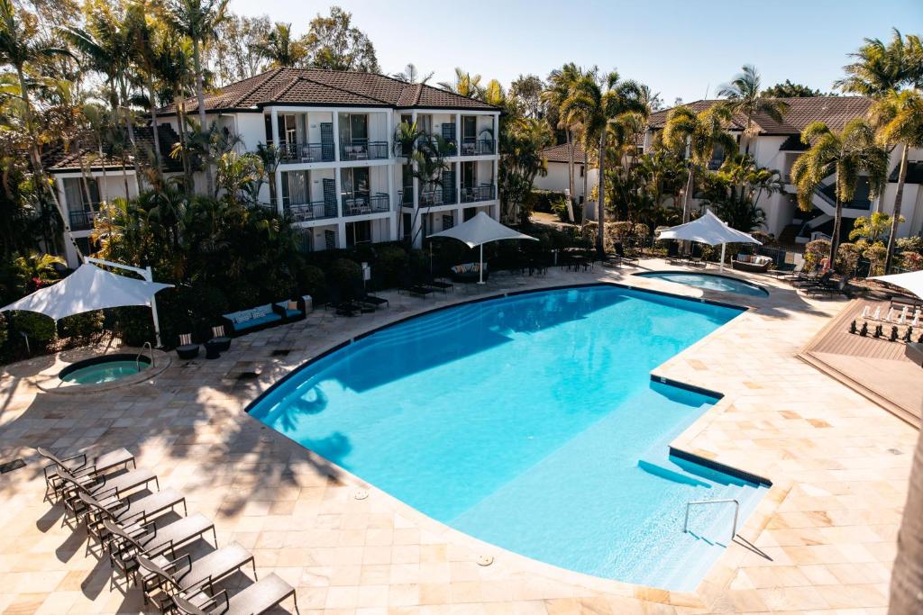 uma imagem de uma piscina num hotel em Mercure Gold Coast Resort em Gold Coast