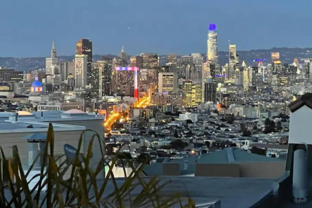 uma vista para o horizonte da cidade à noite em 3BD 3BR CityView Central San Francisco -15 min walk from Castro station em São Francisco