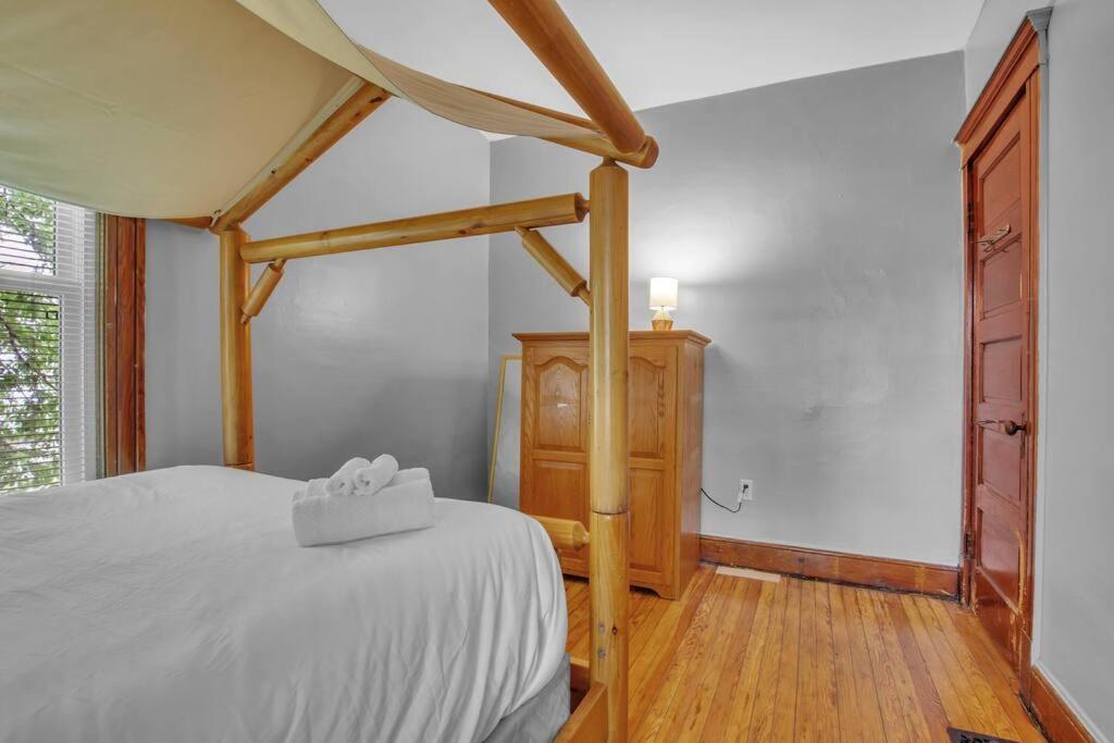 Postel nebo postele na pokoji v ubytování Park Place Suites