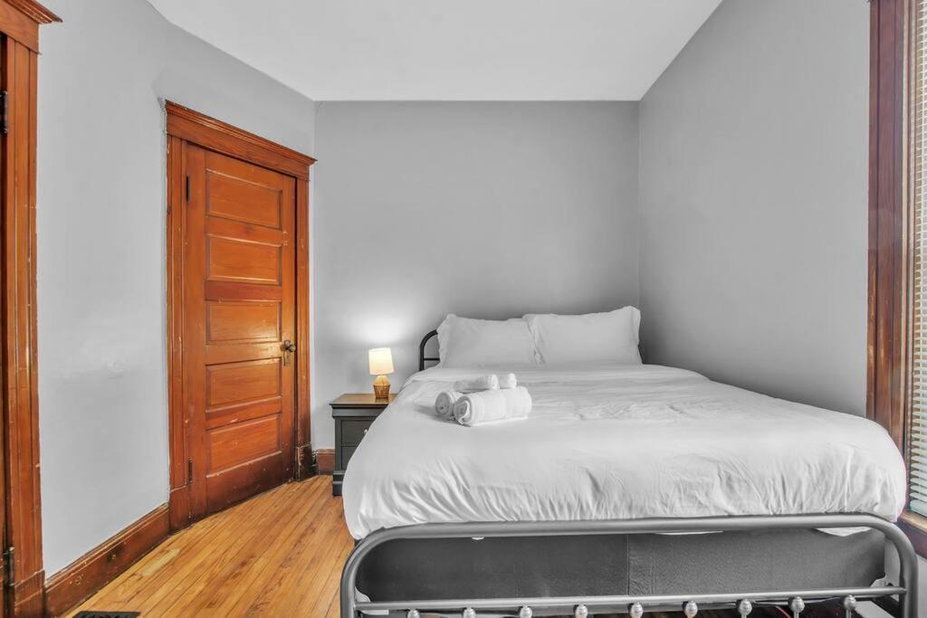 Postel nebo postele na pokoji v ubytování Park Place Suites