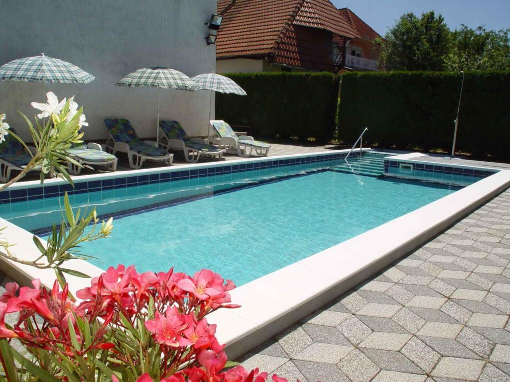 Bazén v ubytovaní Holiday home in Balatonszarszo 45813 alebo v jeho blízkosti