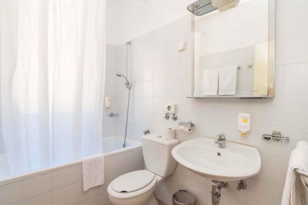 Baño blanco con aseo y lavamanos en Apartments in Umag - Istrien 11902 en Umag