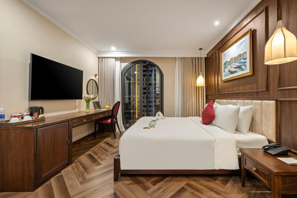 Special Offer - Suite Bathtub with Balcony and Partial Sea View