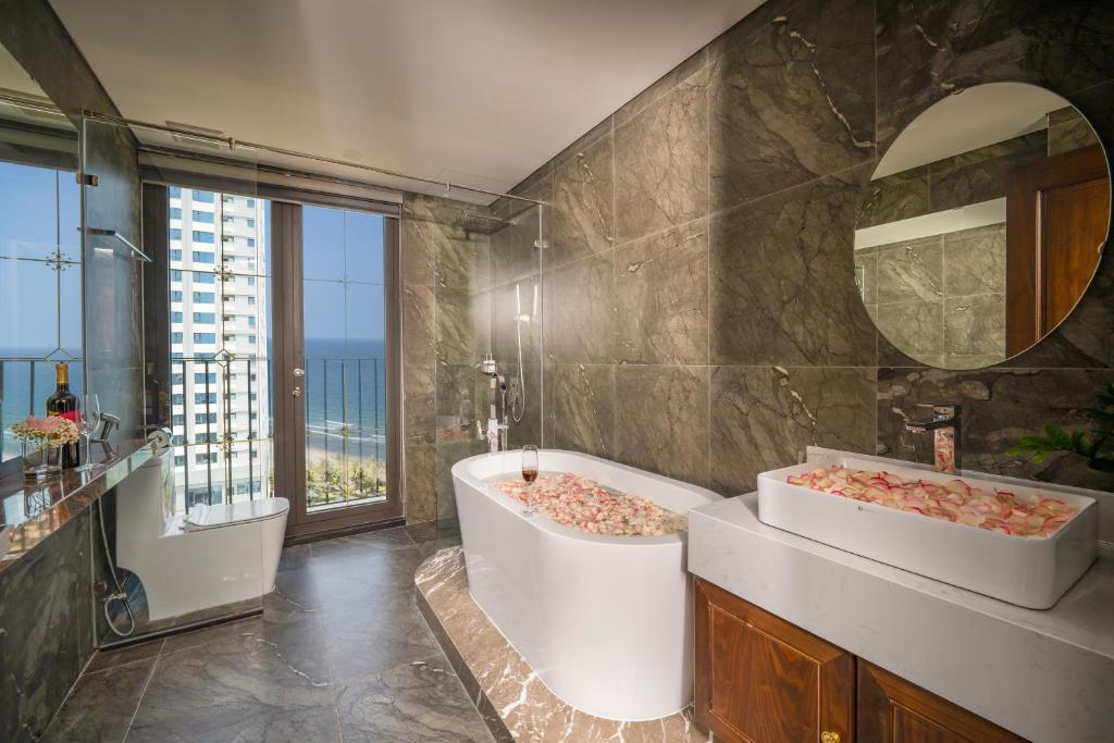 Special Offer - Suite Bathtub with Balcony and Partial Sea View