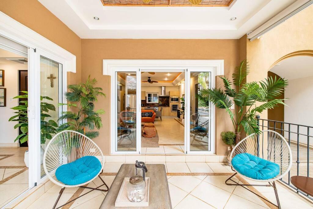 - un salon avec deux chaises et une table dans l'établissement Playa Palapa~Steps From The Ocean!, à Tamarindo