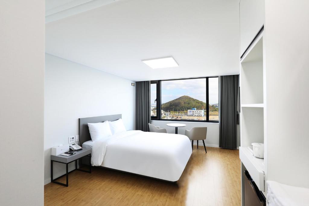 En eller flere senger på et rom på Mokpo Ocean Hotel