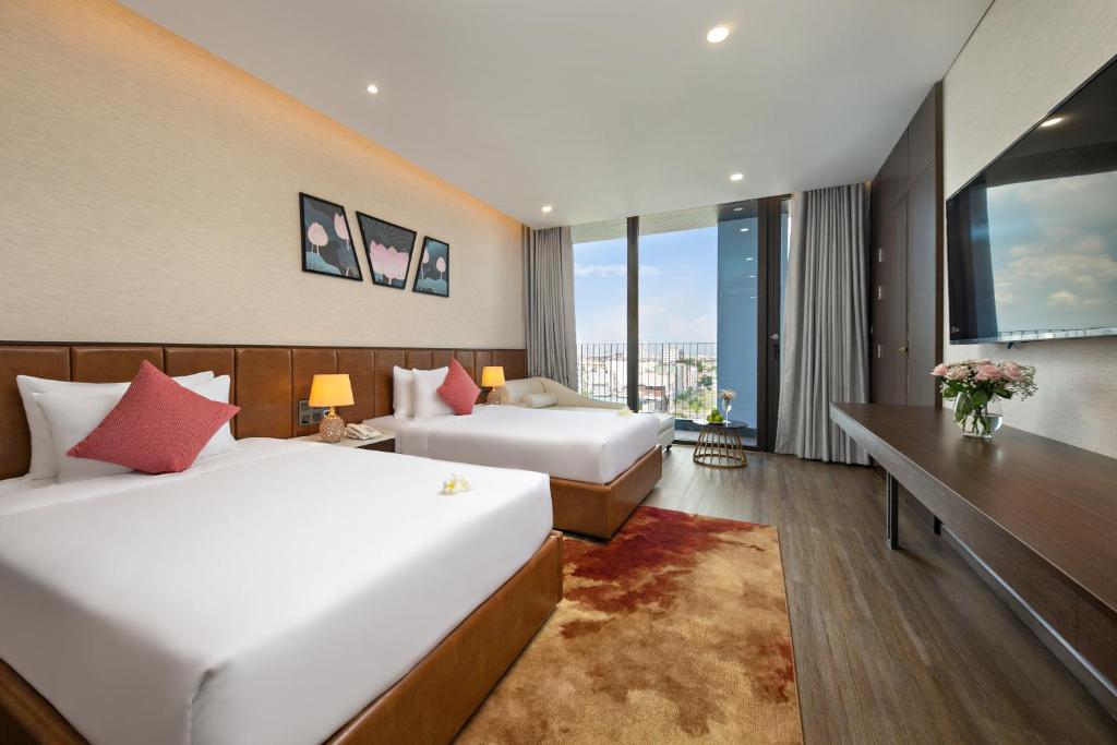 Deluxe with Balcony and City View - High Floor