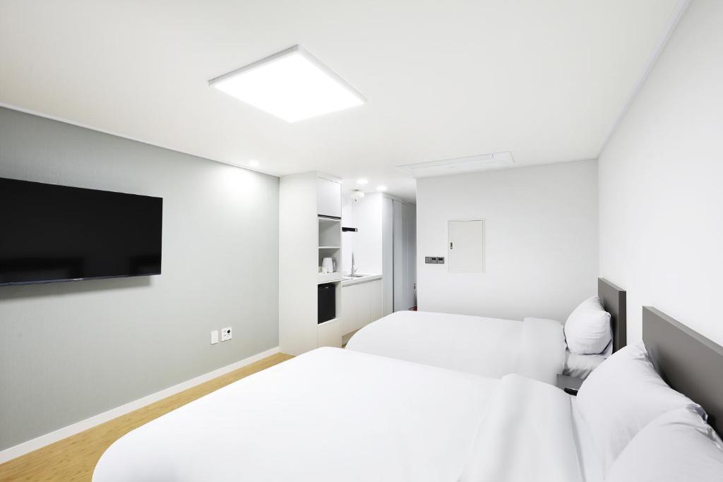 En eller flere senger på et rom på Mokpo Ocean Hotel