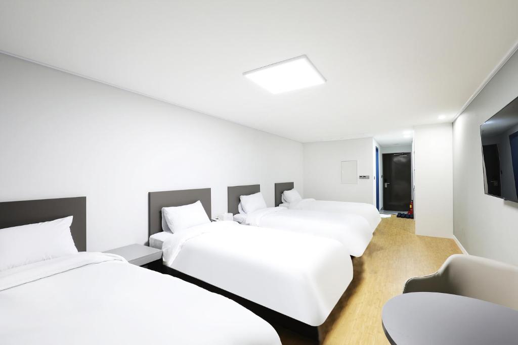 En eller flere senger på et rom på Mokpo Ocean Hotel