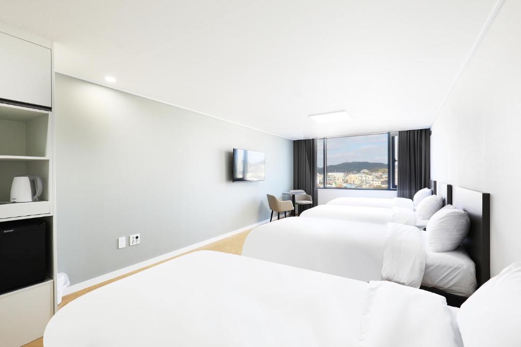 En eller flere senger på et rom på Mokpo Ocean Hotel