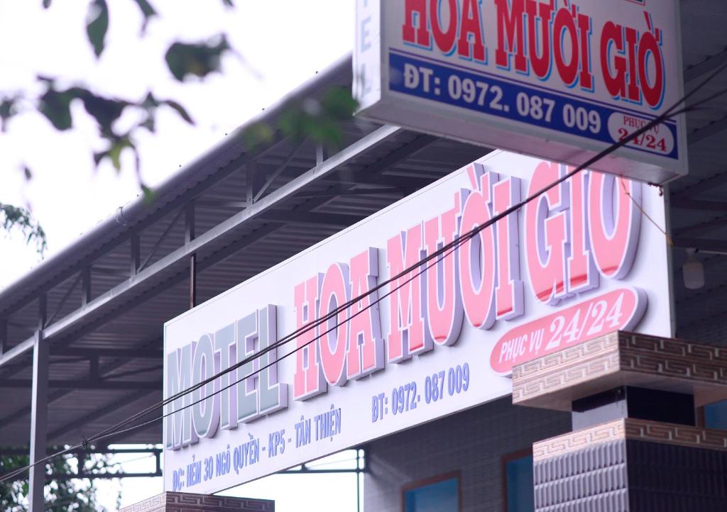 a sign for a no mogi grocery store at Nhà Nghỉ Hoa Mười Giờ in Tân Tạo