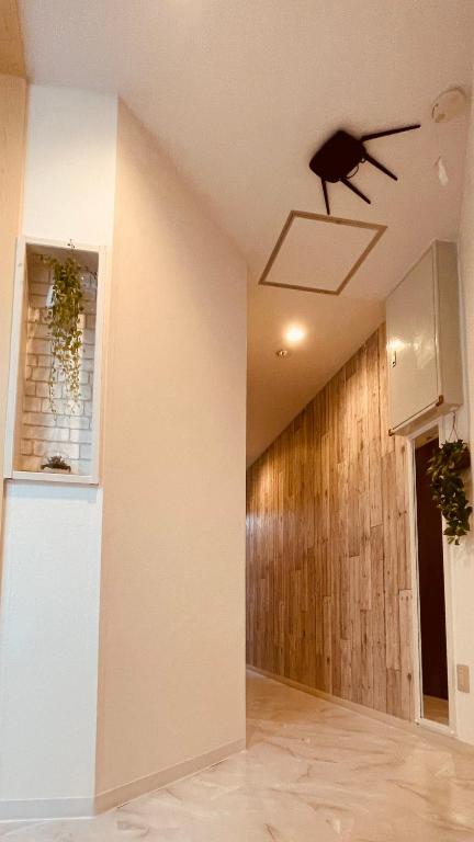 a room with a ceiling with a bird on the ceiling at 幸・3 in Osaka