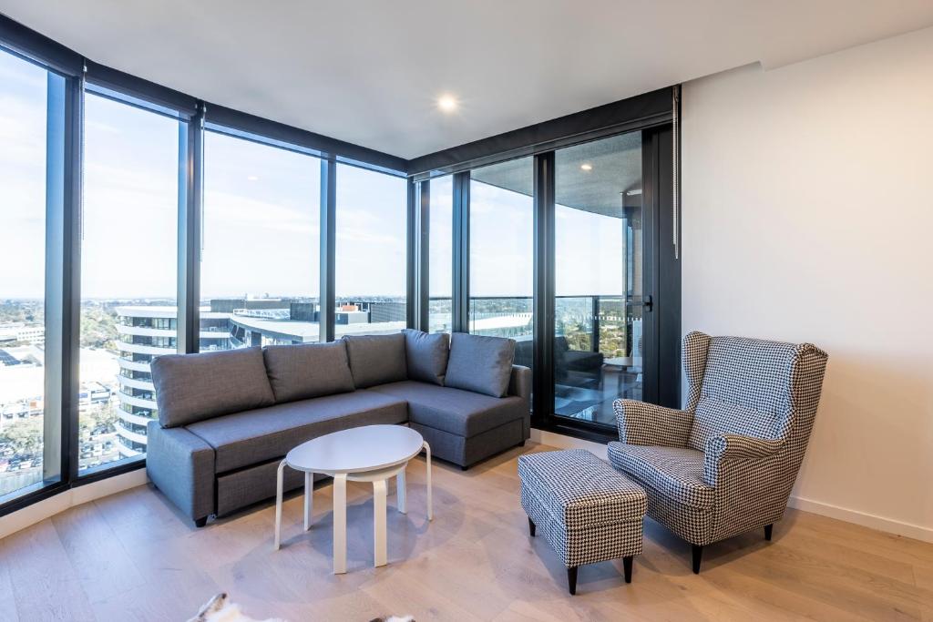 Et sittehjørne på Modern 2BR 2BA Abode with Balcony View & Gym Access