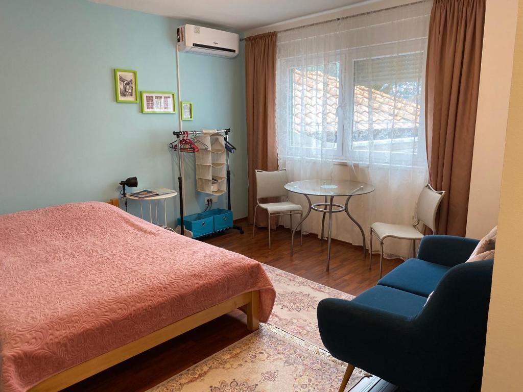 1 dormitorio con 1 cama, 1 mesa y 1 silla en Green Gate Apartments, en Sarajevo