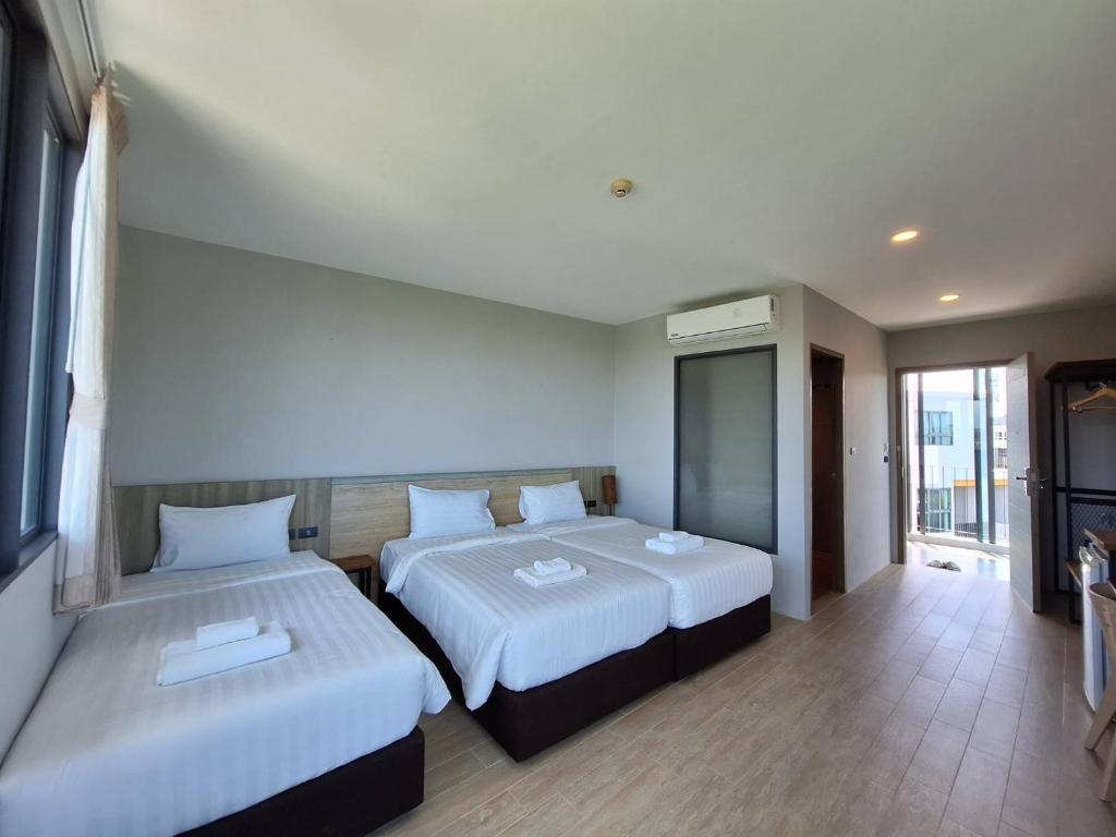 Postel nebo postele na pokoji v ubytování Atom Phuket Hotel -SHA Plus