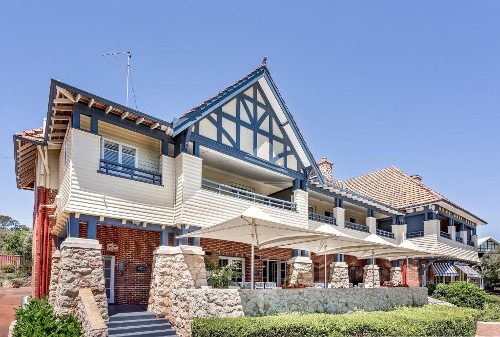 Casa grande con un gran edificio blanco en Caves House Hotel, en Yallingup