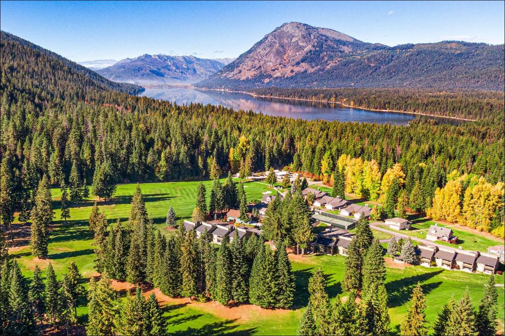 una vista aerea di un resort con lago e montagne di Kahler Mountain Club a Leavenworth