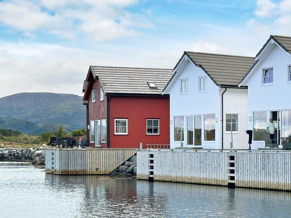 una fila di case su un molo in acqua di Holiday home averøy VI ad Averoy