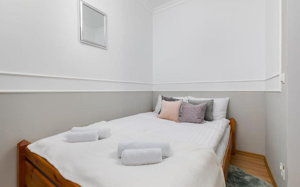 ワルシャワにあるRent like home - Słomińskiego 5の白いベッド(枕2つ付)が備わる客室です。