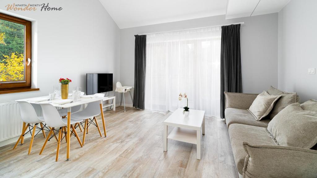 Televízia a/alebo spoločenská miestnosť v ubytovaní Wonder Home - Apartamenty Karpatia Resort tuż przy stoku i blisko szlaków turystycznych