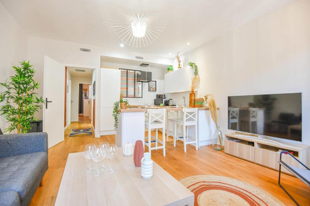 un salon avec un canapé et une table dans l'établissement Bel appart 2 ch clim à Vauban proche Vieux-Port, à Marseille