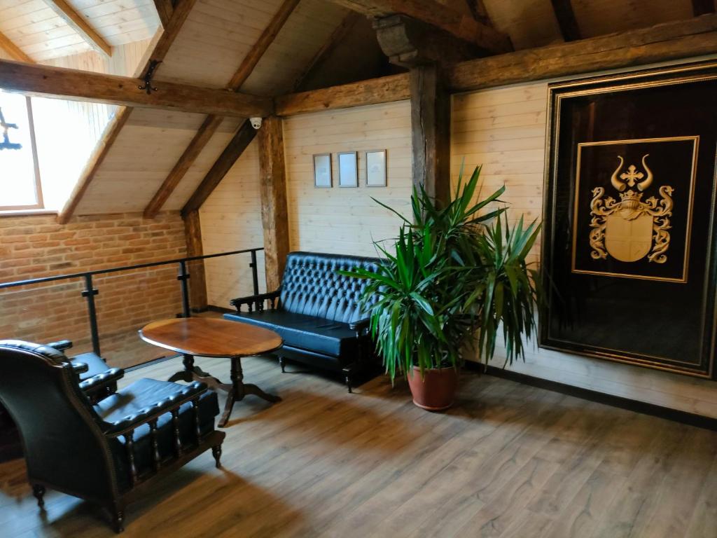 Brzezhany的住宿－Готель Бережани，客厅配有沙发和桌子