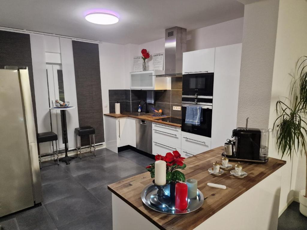 A kitchen or kitchenette at Moers City Apartments