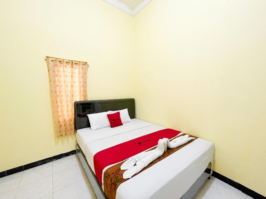 Giường trong phòng chung tại Reddoorz Near Makam Bung Karno Blitar