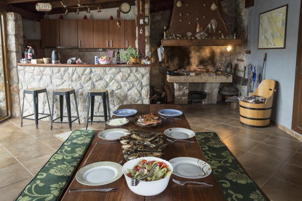 einen Tisch mit Essen in der Küche in der Unterkunft Vila Murvica in Pag