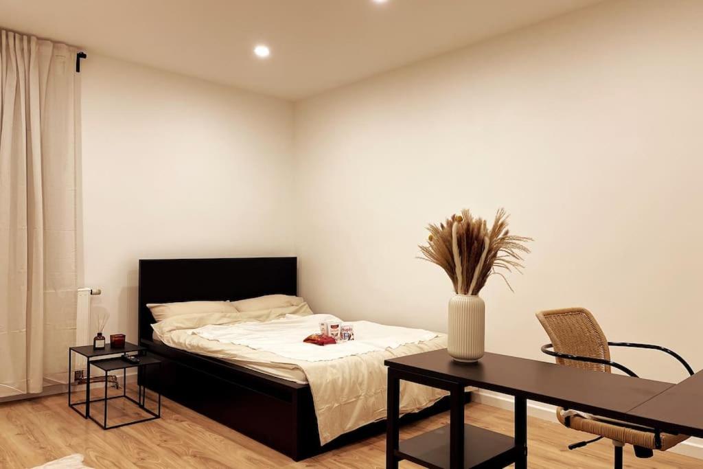 ハンブルクにあるDein Apartmentのベッドルーム1室(ベッド1台、テーブル、椅子付)