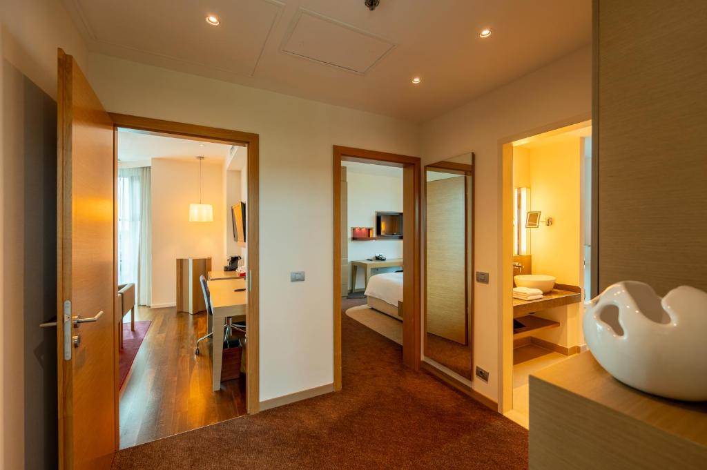 Postel nebo postele na pokoji v ubytování DoubleTree by Hilton Oradea