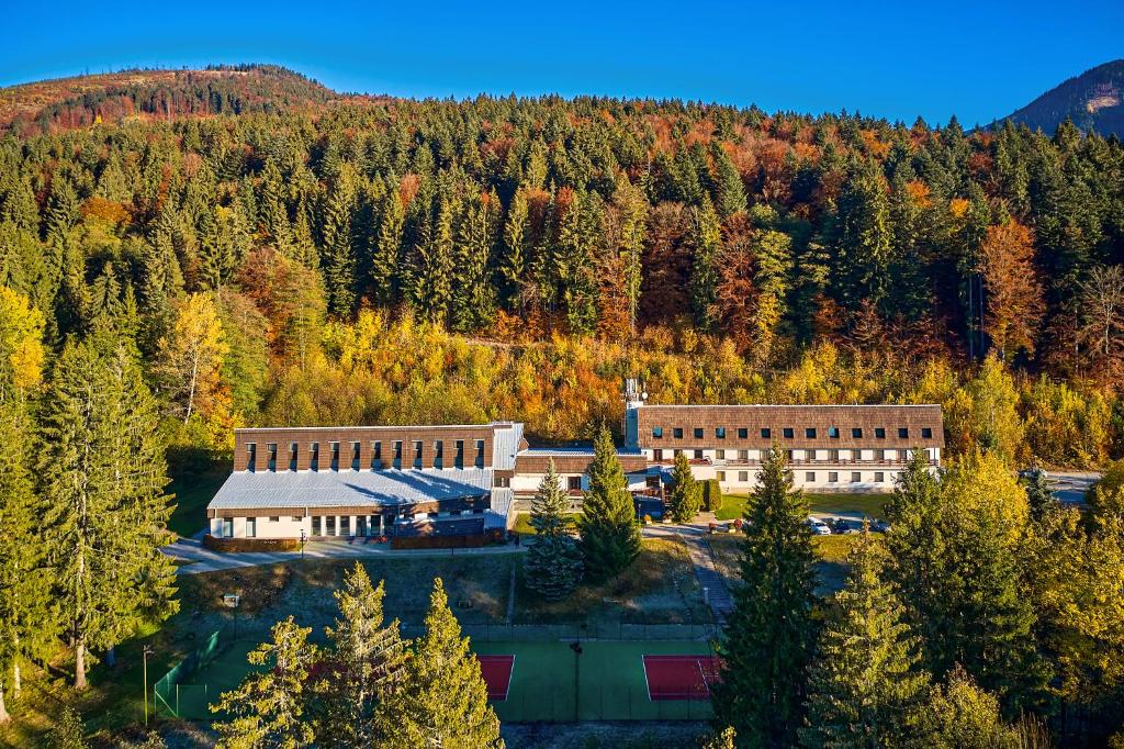 eine Luftansicht eines Gebäudes inmitten eines Waldes in der Unterkunft Hotel Stupka in Tale