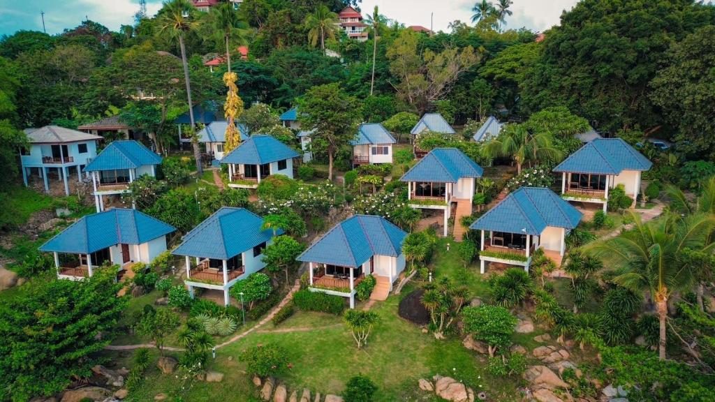 サムイ島にあるLamai bayview boutique resortの青い屋根のリゾートの空中ビュー